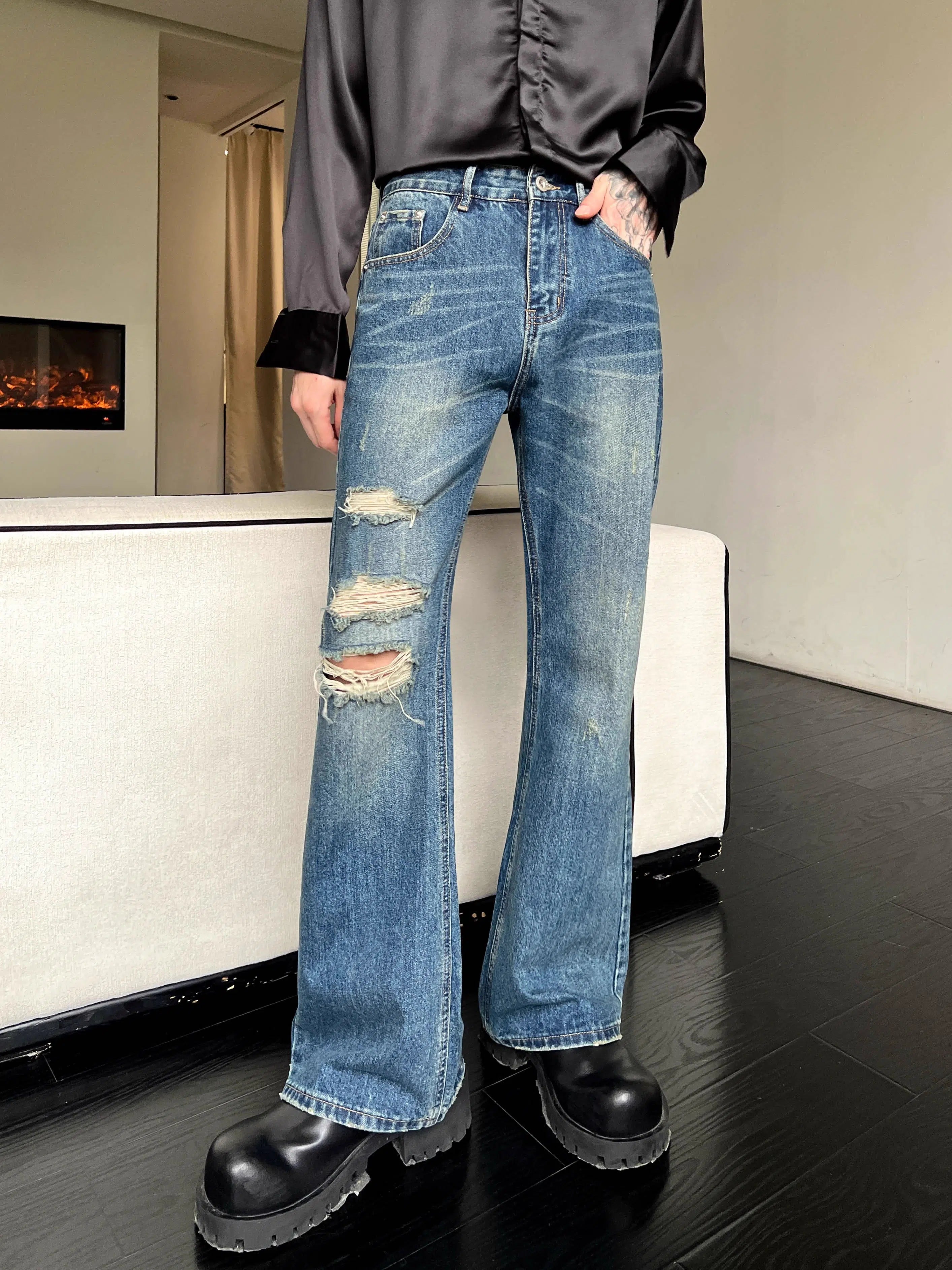 Button - fly women jeans with a traditional touchDistressed Wide-Leg Jeans with Ripped Details