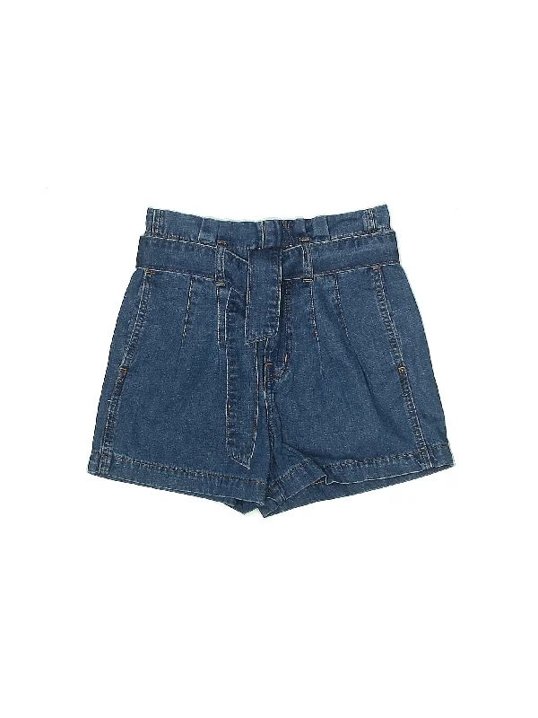 Plus Size Women's Elastic Waistband Linen Shorts in Navy Blue for a Comfortable Everyday OptionHigh-Rise Denim Shorts in Light Wash