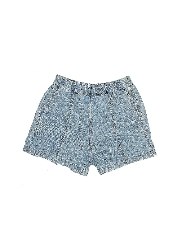 Plus Size Women's Denim Shorts with Embroidered Flowers in Light Blue for a Feminine TouchHigh-Rise Denim Shorts in Light Wash