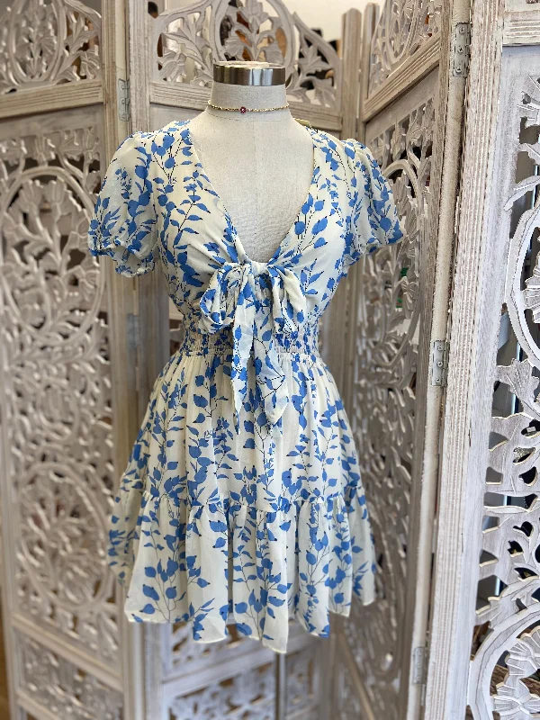 Sleeveless Women Dress in Bright Colors for Summer PartiesTie Front Blue Petal Print Dress